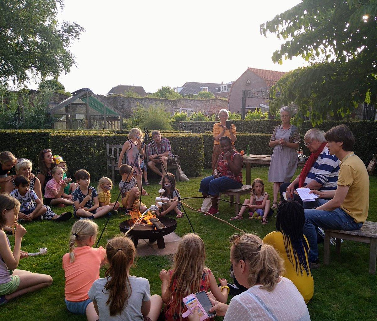 timdebeer79's tweet photo. Afgelopen zaterdag samen met vader en co-auteur Gertom over ons kinderboek 'Wolven in de polder' verteld (en er uiteraard uit voorgelezen). Gelegenheid: Kindermuseumnacht, te Culemborg. Decor: een stemmig kampvuur. Publiek: jong, leergierig en enthousiast. Heel leuk om te doen! https://t.co/YoilSLDEBS