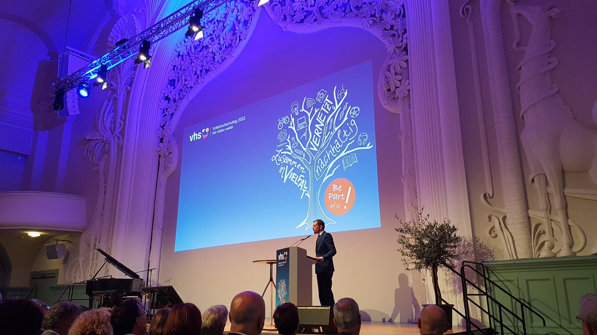 CeliaSokolowsky's tweet photo. Die großen Leistungen der #vhs werden von der Politik gesehen, betont @MPKretschmer auf dem em #vhstag2022 https://t.co/QUmCmcdPVn