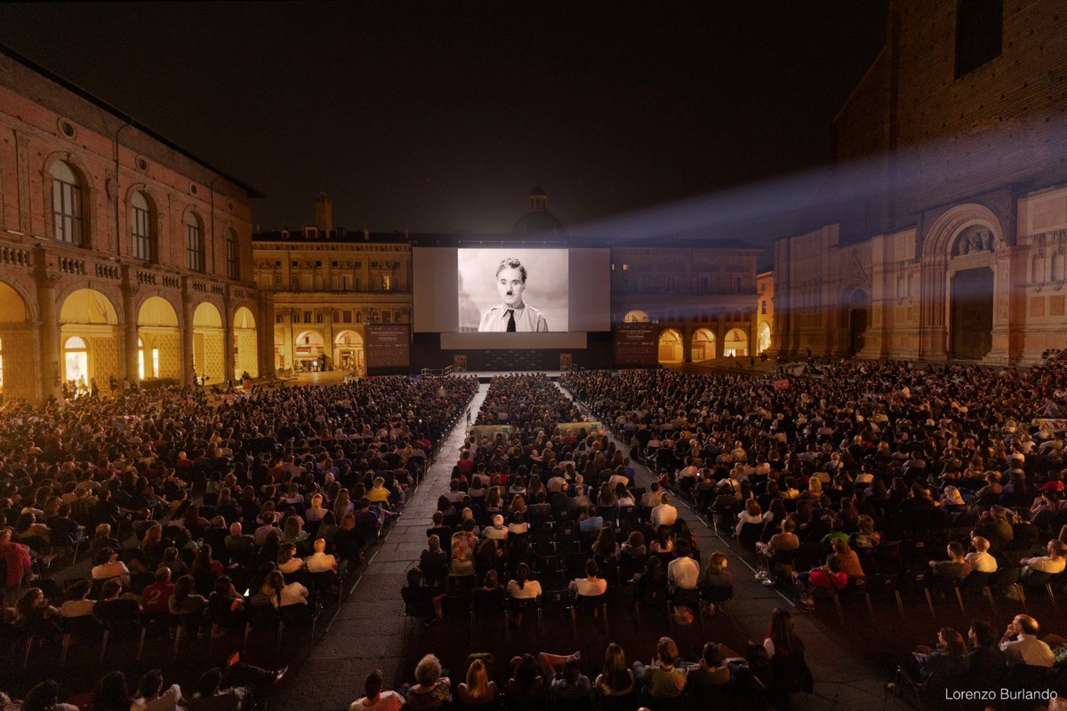 FilmsMk2's tweet photo. THE GREAT DICTATOR by Charles Chaplin screened in front of a crowd of 6,000 on Piazza Maggiore in Bologna during the festival Il Cinema Ritrovato organized by @cinetecabologna!

#CharlieChaplin #TheGreatDictator @ChaplinOfficial #CinemaRitrovato #PiazzaMaggiore #Bologna https://t.co/TTRnDCxESr