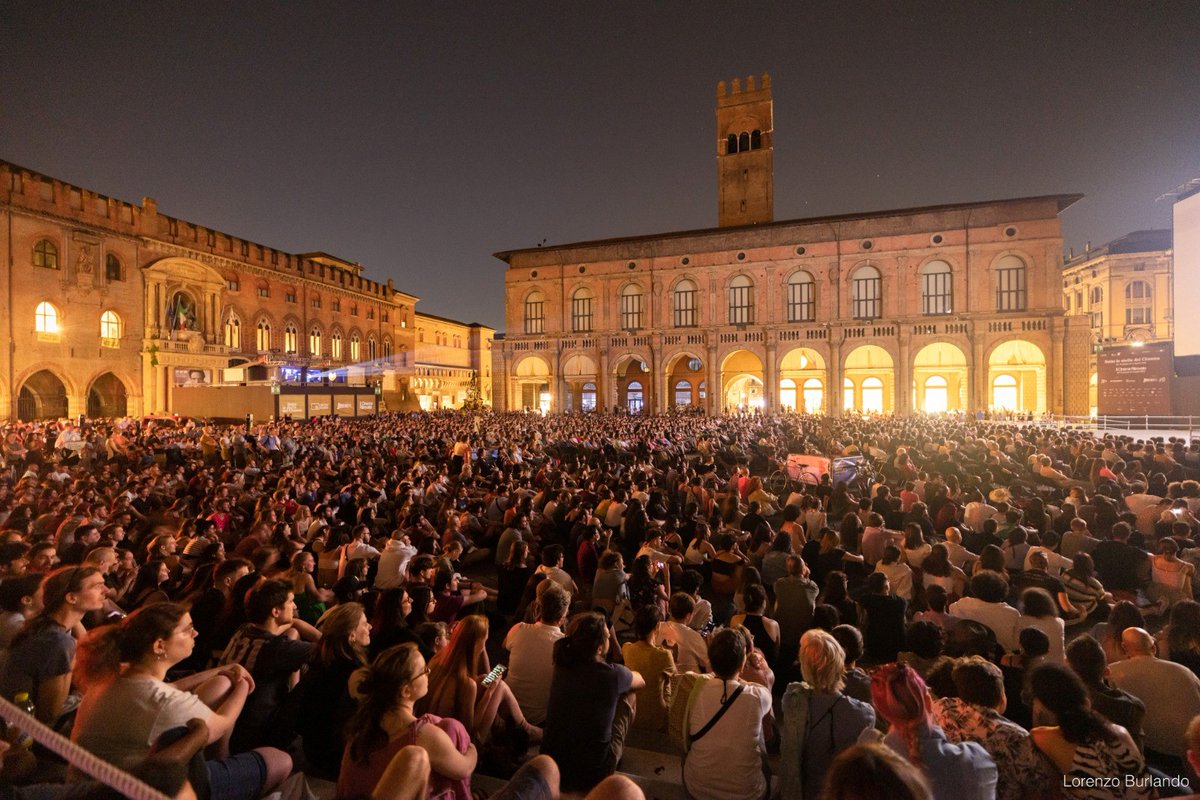 FilmsMk2's tweet photo. THE GREAT DICTATOR by Charles Chaplin screened in front of a crowd of 6,000 on Piazza Maggiore in Bologna during the festival Il Cinema Ritrovato organized by @cinetecabologna!

#CharlieChaplin #TheGreatDictator @ChaplinOfficial #CinemaRitrovato #PiazzaMaggiore #Bologna https://t.co/TTRnDCxESr