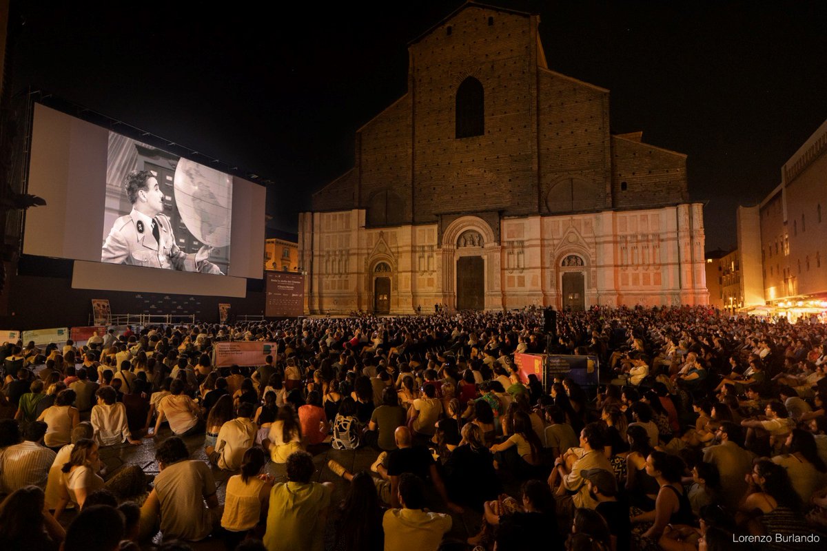 FilmsMk2's tweet photo. THE GREAT DICTATOR by Charles Chaplin screened in front of a crowd of 6,000 on Piazza Maggiore in Bologna during the festival Il Cinema Ritrovato organized by @cinetecabologna!

#CharlieChaplin #TheGreatDictator @ChaplinOfficial #CinemaRitrovato #PiazzaMaggiore #Bologna https://t.co/TTRnDCxESr