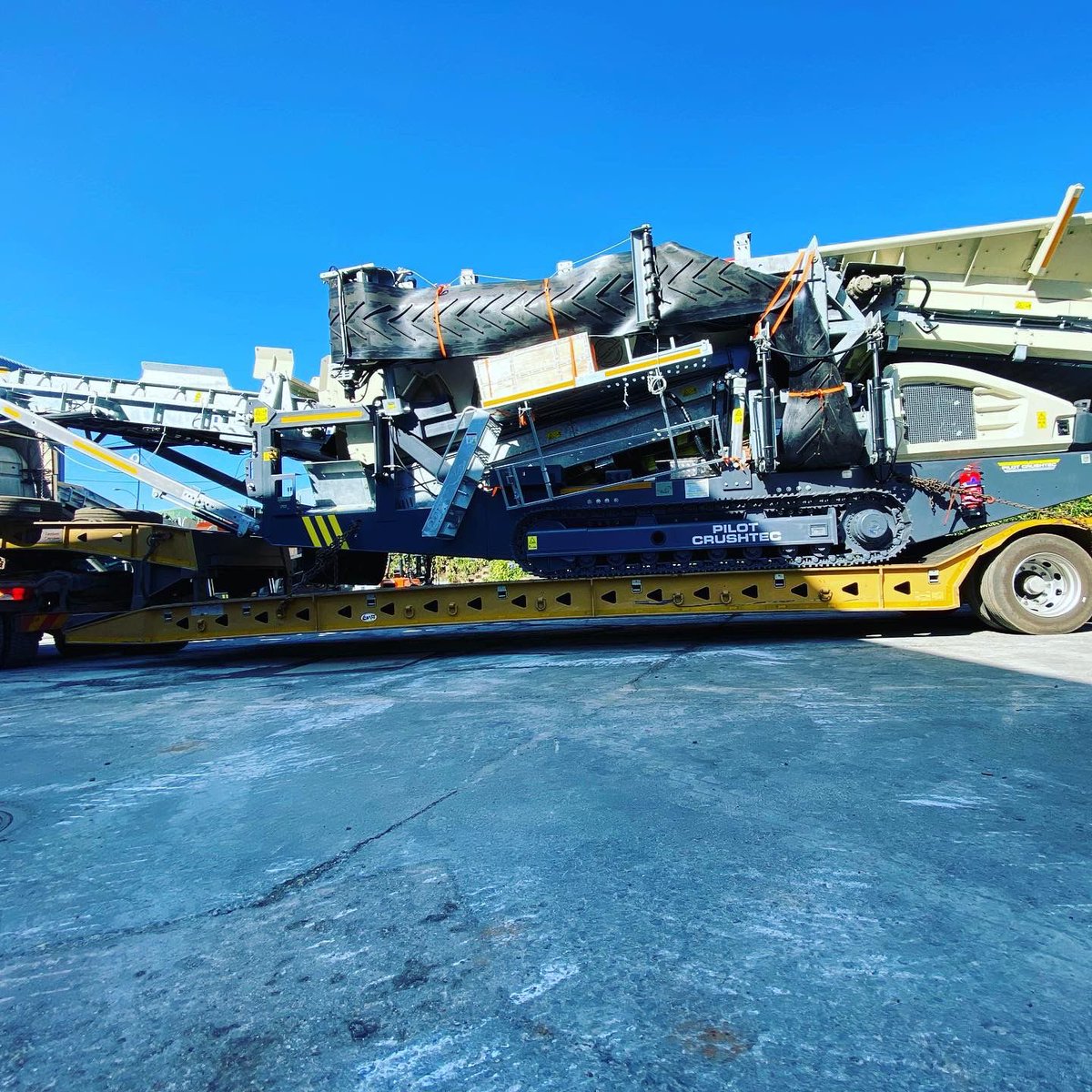 PilotCrushtec's tweet image. Another awesome dual powered ST2.8E mobile scalper has been loaded and sent to site. The fuel consumption and performance of these dual powered scalpers has impressed clients and our team as well. #mobilecrushing #mobilescreening #construction #concrete #mining #commodities