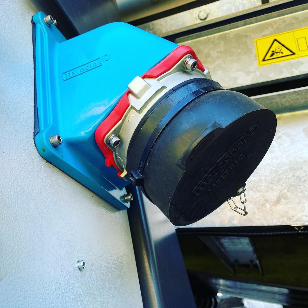 PilotCrushtec's tweet image. Another awesome dual powered ST2.8E mobile scalper has been loaded and sent to site. The fuel consumption and performance of these dual powered scalpers has impressed clients and our team as well. #mobilecrushing #mobilescreening #construction #concrete #mining #commodities