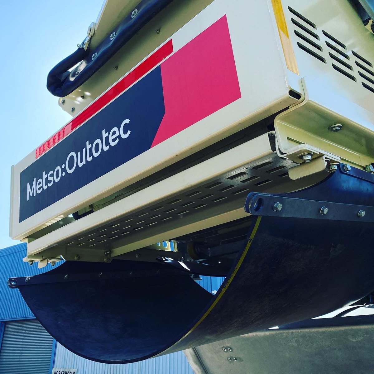 PilotCrushtec's tweet image. Another awesome dual powered ST2.8E mobile scalper has been loaded and sent to site. The fuel consumption and performance of these dual powered scalpers has impressed clients and our team as well. #mobilecrushing #mobilescreening #construction #concrete #mining #commodities