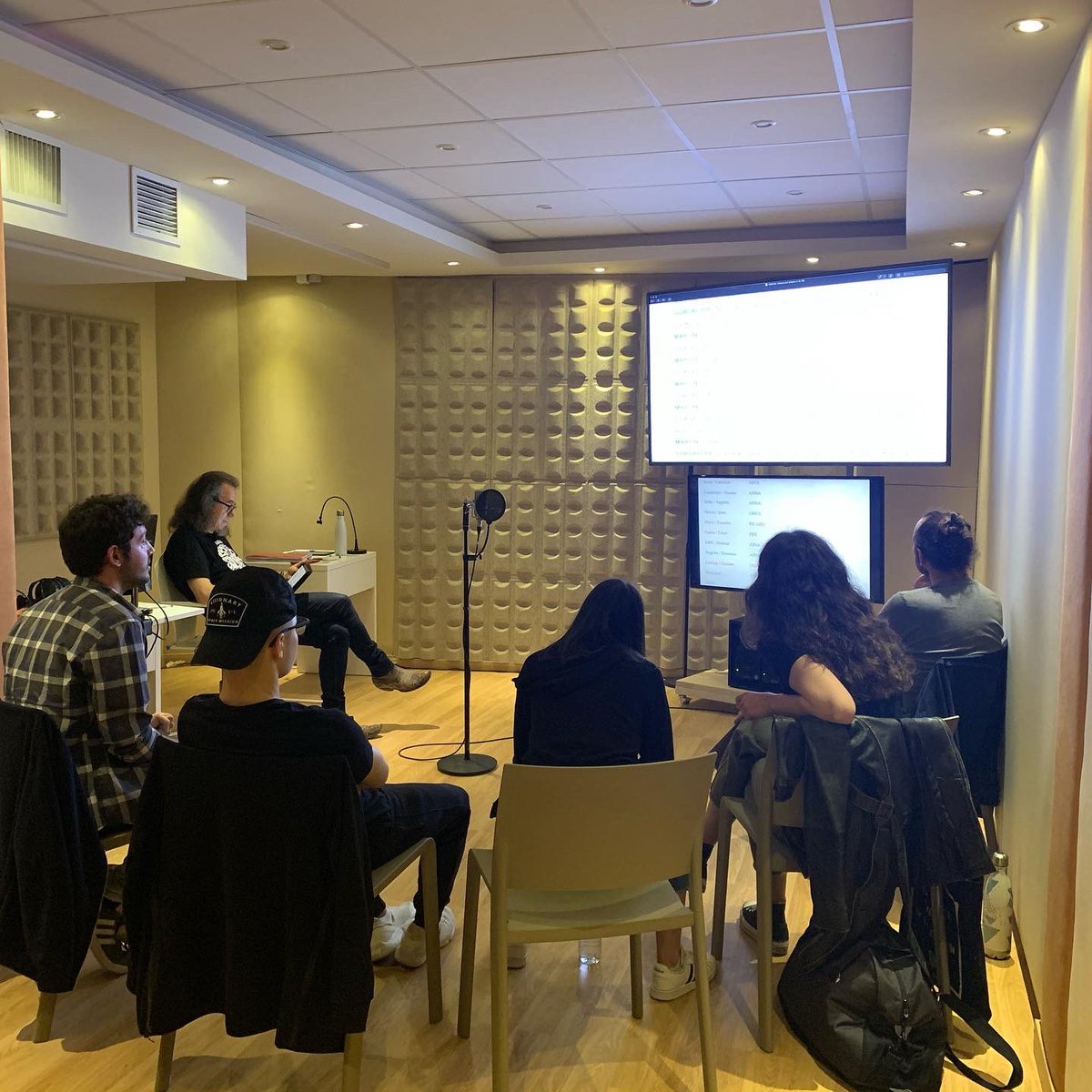 EstudiosPolford's tweet photo. El Curso Integral de doblaje de tres meses llega a su final…🥹

El jueves nos despedimos del grupo de tardes y este martes del grupo de las mañanas, lo hacemos con una mezcla de ilusión  por el trabajazo que han hecho y pena por no seguir viéndolos cada semana…❤️ #doblaje https://t.co/u3eepXgh4L