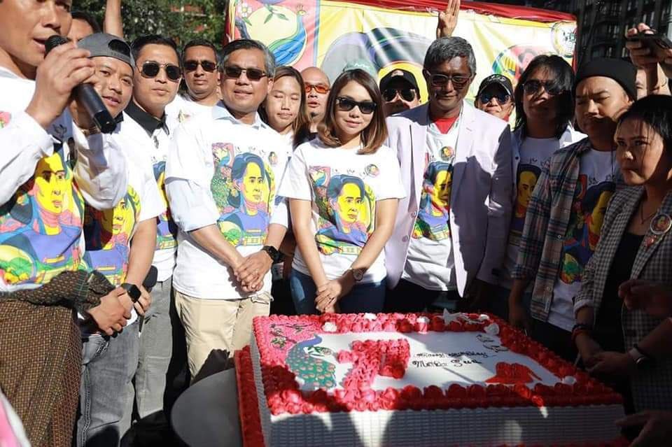 MoeeMyint's tweet photo. A ceremony for 77th birthday of Myanmar’s democracy icon Daw Aung San Suu Kyi who has unjustly been detained by juntas was held in Flatiron Public plaza in New York yesterday. Nearly 1000 people attended. #2022Jun20Coup #WhatsHappeningInMyanmar https://t.co/rvbY2gJDAr