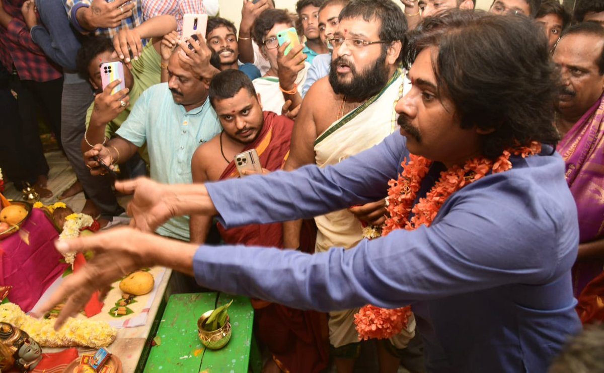 JanaSenaParty's tweet photo. గుంటూరులో శ్రీ కన్యకాపరమేశ్వరి అమ్మవారిని దర్శించుకున్న శ్రీ @PawanKalyan గారు https://t.co/2lOZBrPg7e