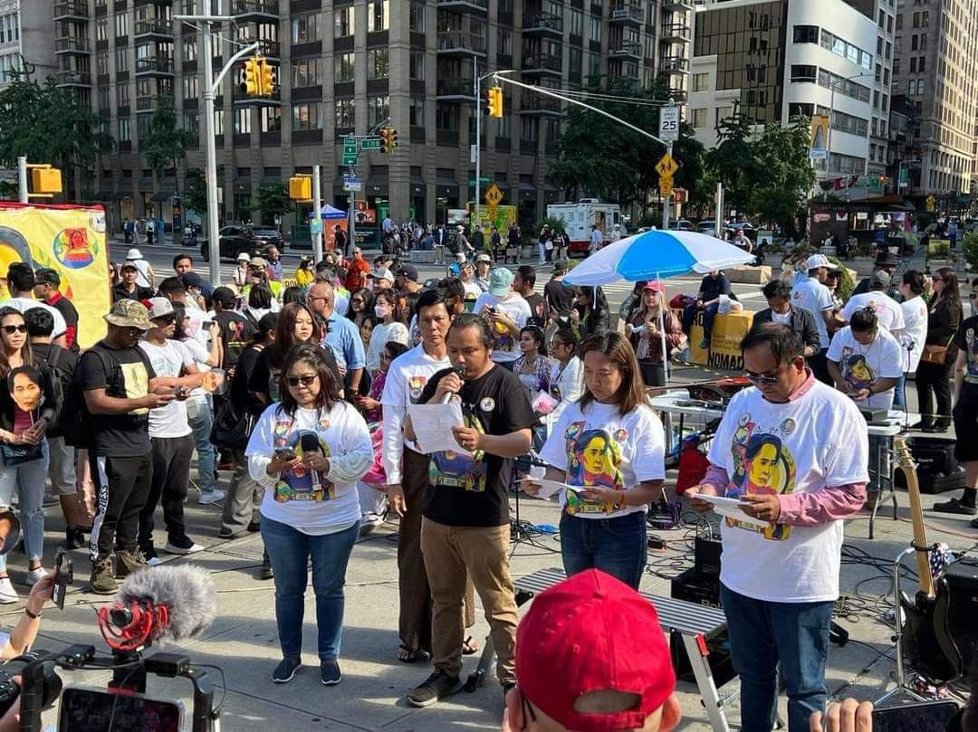 MoeeMyint's tweet photo. A ceremony for 77th birthday of Myanmar’s democracy icon Daw Aung San Suu Kyi who has unjustly been detained by juntas was held in Flatiron Public plaza in New York yesterday. Nearly 1000 people attended. #2022Jun20Coup #WhatsHappeningInMyanmar https://t.co/rvbY2gJDAr