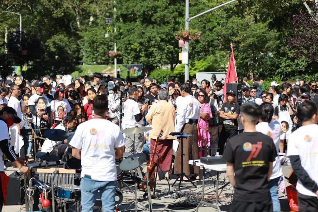 MoeeMyint's tweet photo. A ceremony for 77th birthday of Myanmar’s democracy icon Daw Aung San Suu Kyi who has unjustly been detained by juntas was held in Flatiron Public plaza in New York yesterday. Nearly 1000 people attended. #2022Jun20Coup #WhatsHappeningInMyanmar https://t.co/rvbY2gJDAr