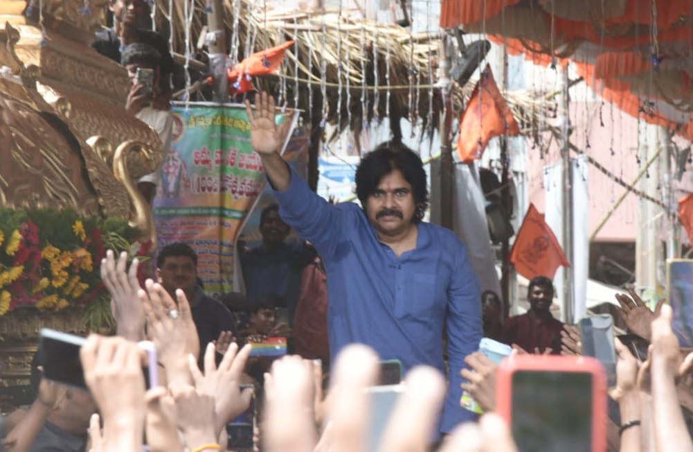 JanaSenaParty's tweet photo. గుంటూరులో శ్రీ కన్యకాపరమేశ్వరి అమ్మవారిని దర్శించుకున్న శ్రీ @PawanKalyan గారు https://t.co/2lOZBrPg7e