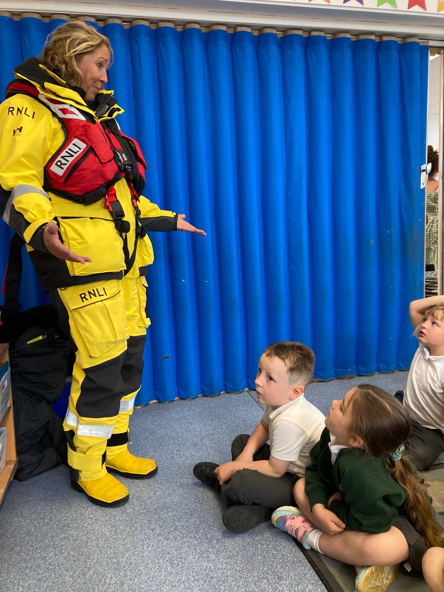 missaliney's tweet photo. Diolch enfawr i Mrs Dungey am drafod y bad achub gyda ni. Mae pawb wedi dysgu llwyth! | A massive thank you to Mrs Dungey for coming to discuss the RNLI with us. Everyone has learnt lots! 
🌊 https://t.co/d4q7Y9IxJv