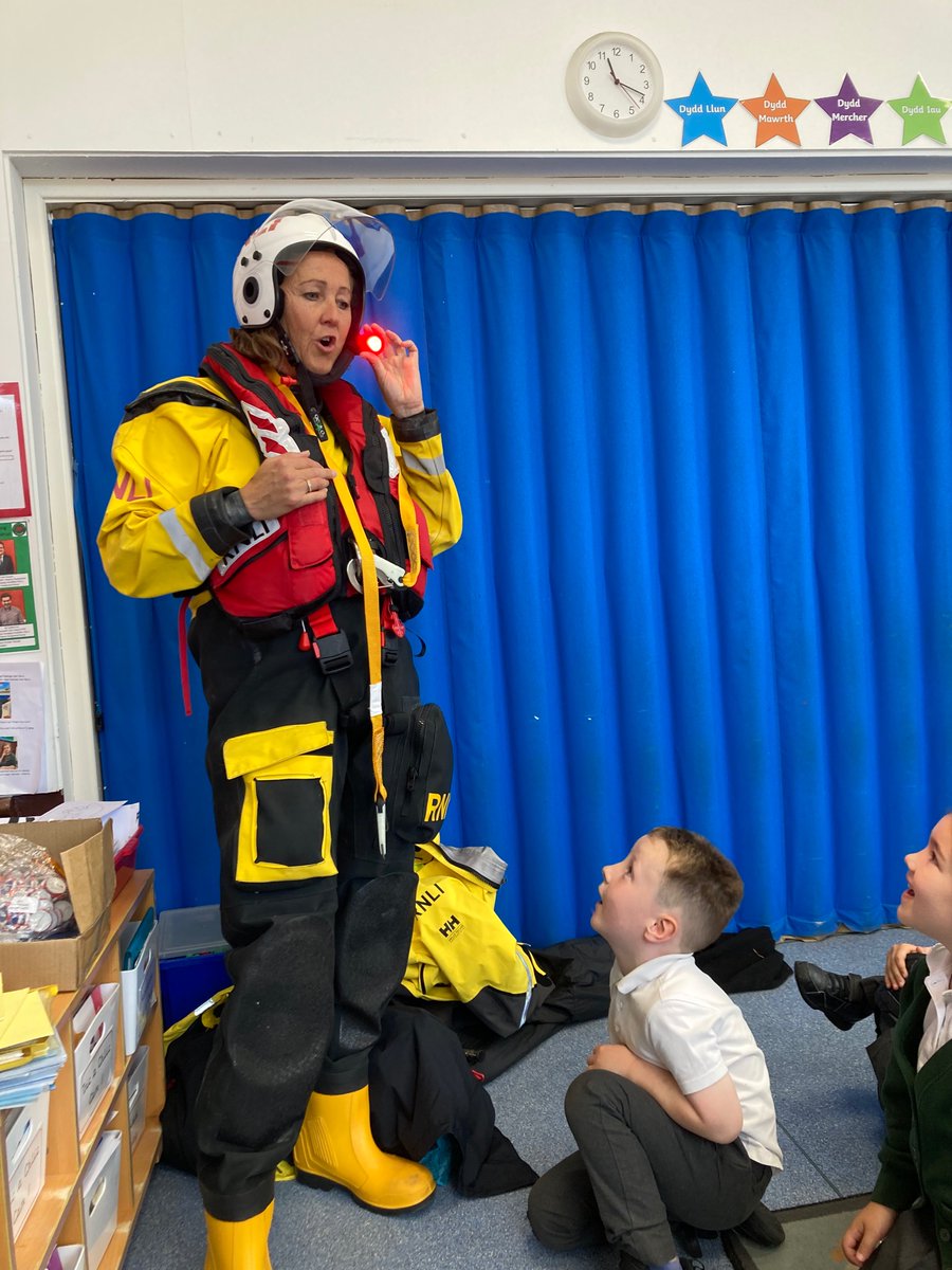 missaliney's tweet photo. Diolch enfawr i Mrs Dungey am drafod y bad achub gyda ni. Mae pawb wedi dysgu llwyth! | A massive thank you to Mrs Dungey for coming to discuss the RNLI with us. Everyone has learnt lots! 
🌊 https://t.co/d4q7Y9IxJv