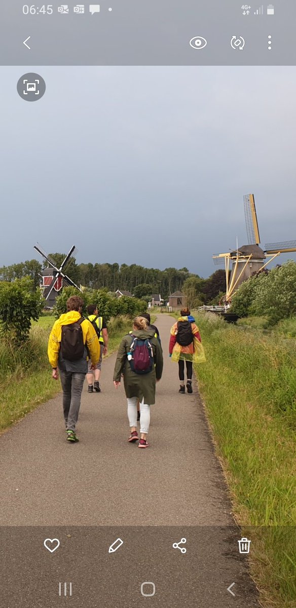 Voor de start en na 40km de finish. De helft van de groep liep de 20km, de andere helft liep door. Mooie ervaring rijker, zeker om snachts te lopen met regen en wind. Een mooie route en pauzeplekken, dank voor de strakke organisatie <a href="/StVluchteling/">Stichting Vluchteling</a>!