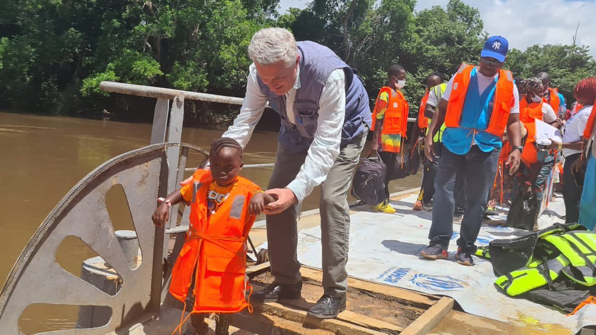 UNHCRWestAfrica's tweet photo. « Accompagner ces ivoiriens qui reviennent chez eux en tenant la main de cette fillette était un moment très émouvant », @FilippoGrandi.

 « Je ne peux que lui souhaiter un avenir magnifique, dans son propre pays»
#Aveclesrefugies 
https://t.co/UAvDMgRkUd https://t.co/n7h3qMaTBV