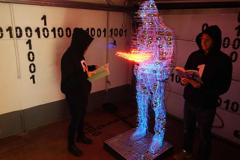 25-06, 20:00 - Free Talkshow at #Spacebar and on planetart.nl 
🚀 Stanza will reveal his artwork The Reader. A 2-meter-tall #datavisualization sculpture of himself, that becomes a pulsing #algorithmic heartbeat of living #data. 

Feel free to come by this Saturday!