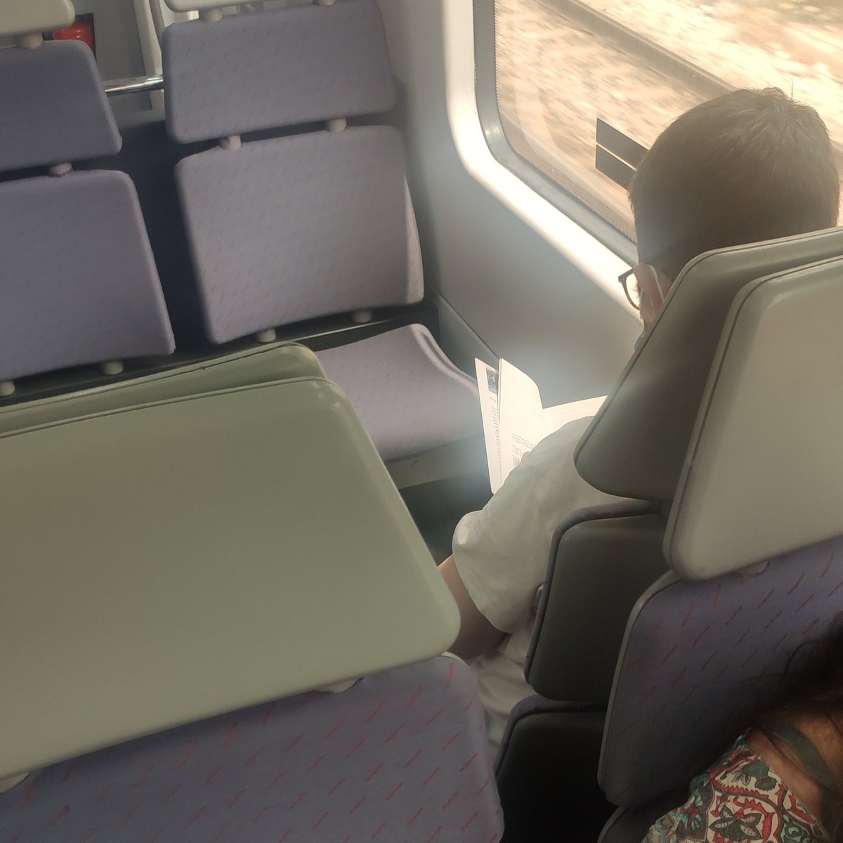 jordi_folck's tweet photo. Ser lector no significa tenir sensibilitat! Una captaire demana almoina. Ella registra el sac de mà. Ella espera il·lusionada. Ella treu un llibre sense mirar-la i es posa a llegir. Ella enretira la mà i diu, entristida "que gente...No me lo puedo creer". Sí. #Gentdemerda https://t.co/DnJ3QRFRwE