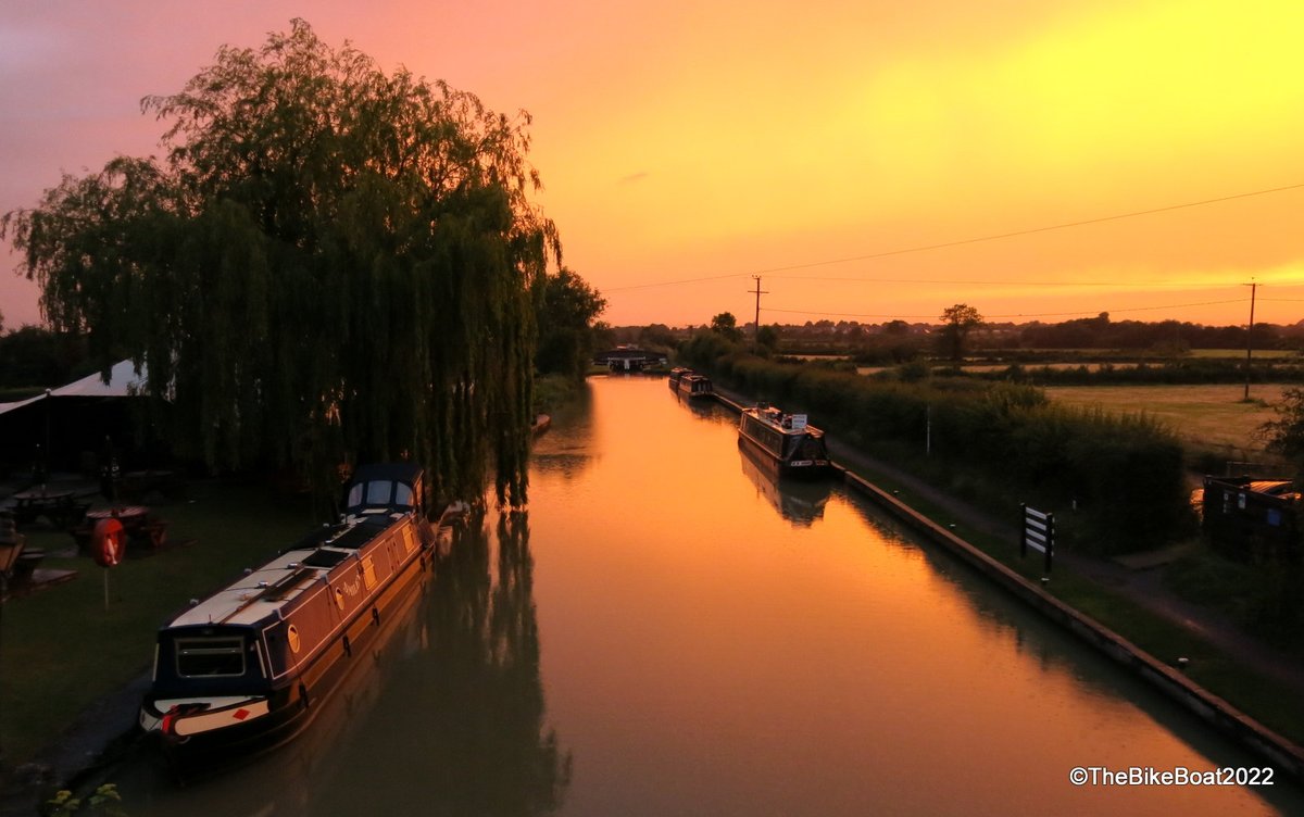 TheBikeBoat's tweet photo. Last nights sun set by the @bargeinn at Seend on the Kennet & Avon Canal.
Open here today, then Sells Green on Wed - Fri
#lifesbetterbywater #canaltraders #buyitoffaboat #sunset #canal #narrowboat #offgridliving #sky # #travelphotography @CRTBoating @CRTWalesandSW https://t.co/6haCx53lCV