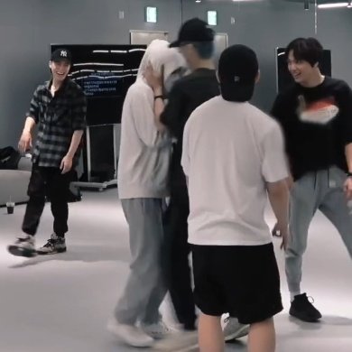 MKRNFEED's tweet photo. what are you doing mark😭 https://t.co/UMXGOsXN8D