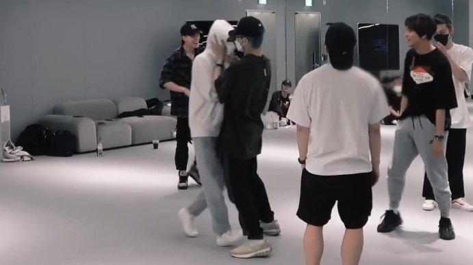 MKRNFEED's tweet photo. what are you doing mark😭 https://t.co/UMXGOsXN8D