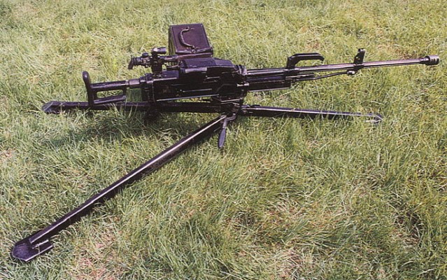 PLAHenkenBot2's tweet image. 89式12.7㎜重機関銃(QJZ-89)
ソ連がどうやらめちゃくちゃ軽い(25kg)前代未聞の重機関銃を開発しているらしい、俺たちも対抗せな！となったPLAが必死になって完成させた「全備重量で」26㎏の超軽量重機関銃。完成後、25㎏というのは「本体のみ」の重さだと判明。結果オーライ！