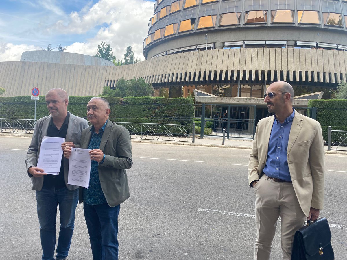 Esta mañana en representación de <a href="/UGT_Comunica/">UGT</a> y junto a CCOO hemos registrado una solicitud en la sede del Tribunal Constitucional para ser parte contra el recurso de Vox a la #ReformaLaboral

Ante los ataques de la ultraderecha contra l@s trabajador@s, no callaremos.