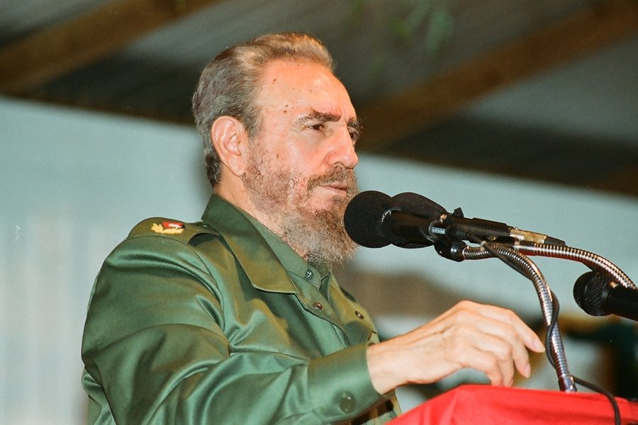 #Fidel: No estamos contra la globalización, no se puede estar, es una ley de la historia; estamos contra la globalización neoliberal, la que quieren imponer al mundo y que será insostenible, se derrumbará, y hay que ayudar a derrumbarla. (20/06/1998)