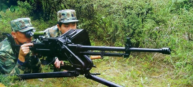 PLAHenkenBot2's tweet image. 89式12.7㎜重機関銃(QJZ-89)
ソ連がどうやらめちゃくちゃ軽い(25kg)前代未聞の重機関銃を開発しているらしい、俺たちも対抗せな！となったPLAが必死になって完成させた「全備重量で」26㎏の超軽量重機関銃。完成後、25㎏というのは「本体のみ」の重さだと判明。結果オーライ！