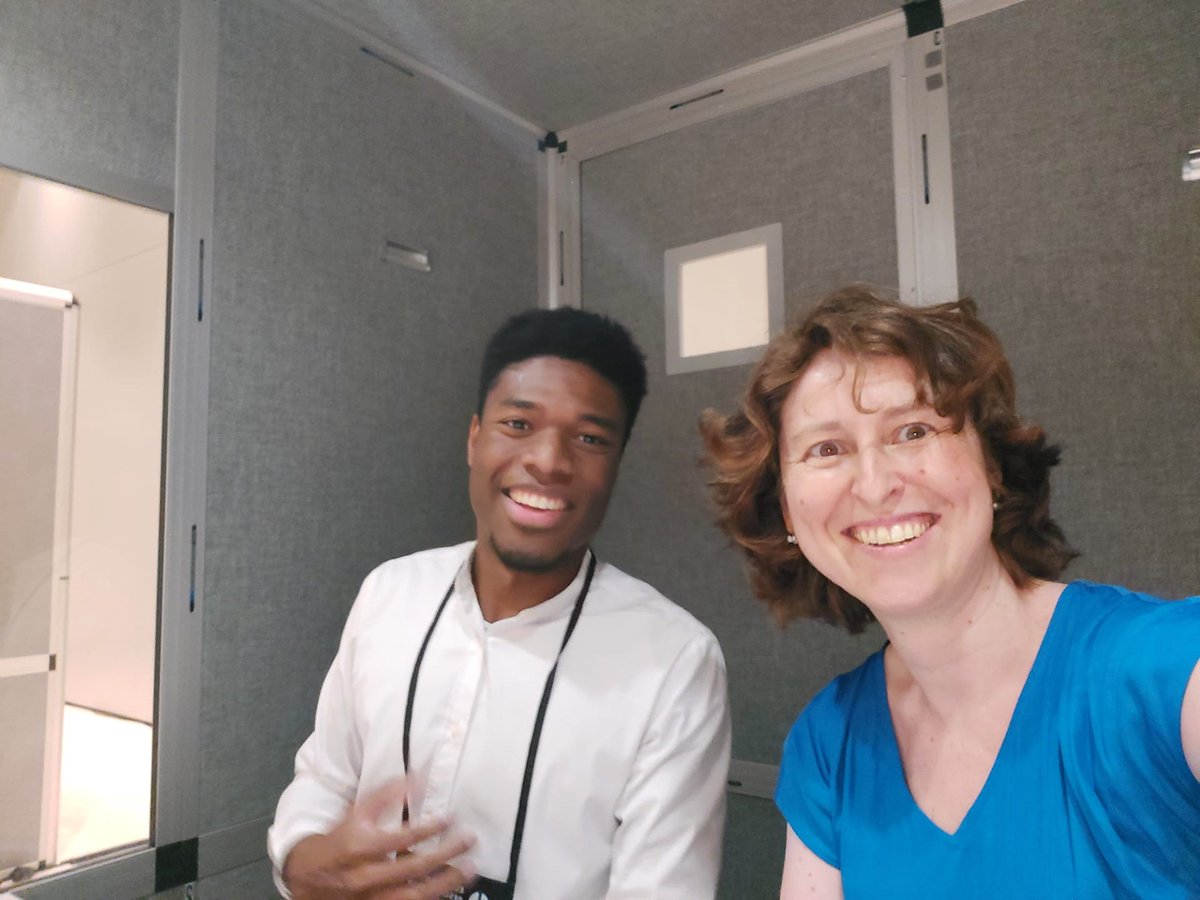 CEBaP_evidence's tweet photo. Antwerp, Friday 17/06: A lack of oxygen in their mini-booth did not prevent @CEBaP_evidence's Irvin and Emmy from presenting Irvin’s PhD project on first aid #education in sub-Saharan Africa to a virtual public at the hybrid #RESUS22 congress. 😰💪 https://t.co/kw8y08drNF