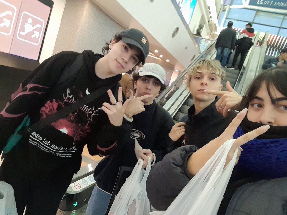WeLoveThatShit_'s tweet photo. espero que tengan un lindo viaje y disfruten de los regalitos q me mate haciendo a las 4am. Los amo @SpreenDMC @OscurlodVideos @rodricarreraaa 🥺🤍 https://t.co/faiOEpR06i