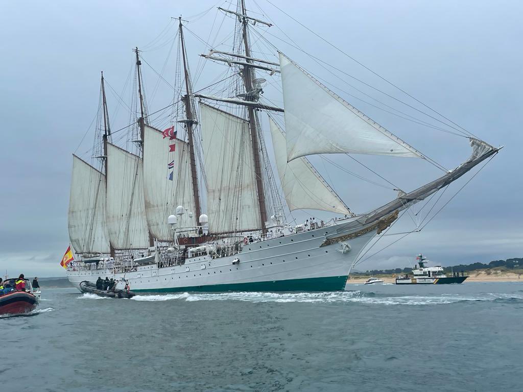 f_martingallego's tweet photo. Es un honor recibir al comandante y a la tripulación del buque escuela Juan Sebastián Elcano en @port_santander coincidiendo con la celebración del 150 aniversario y en la misma semana que viene @CasaReal. https://t.co/Dvo8NtR8dB