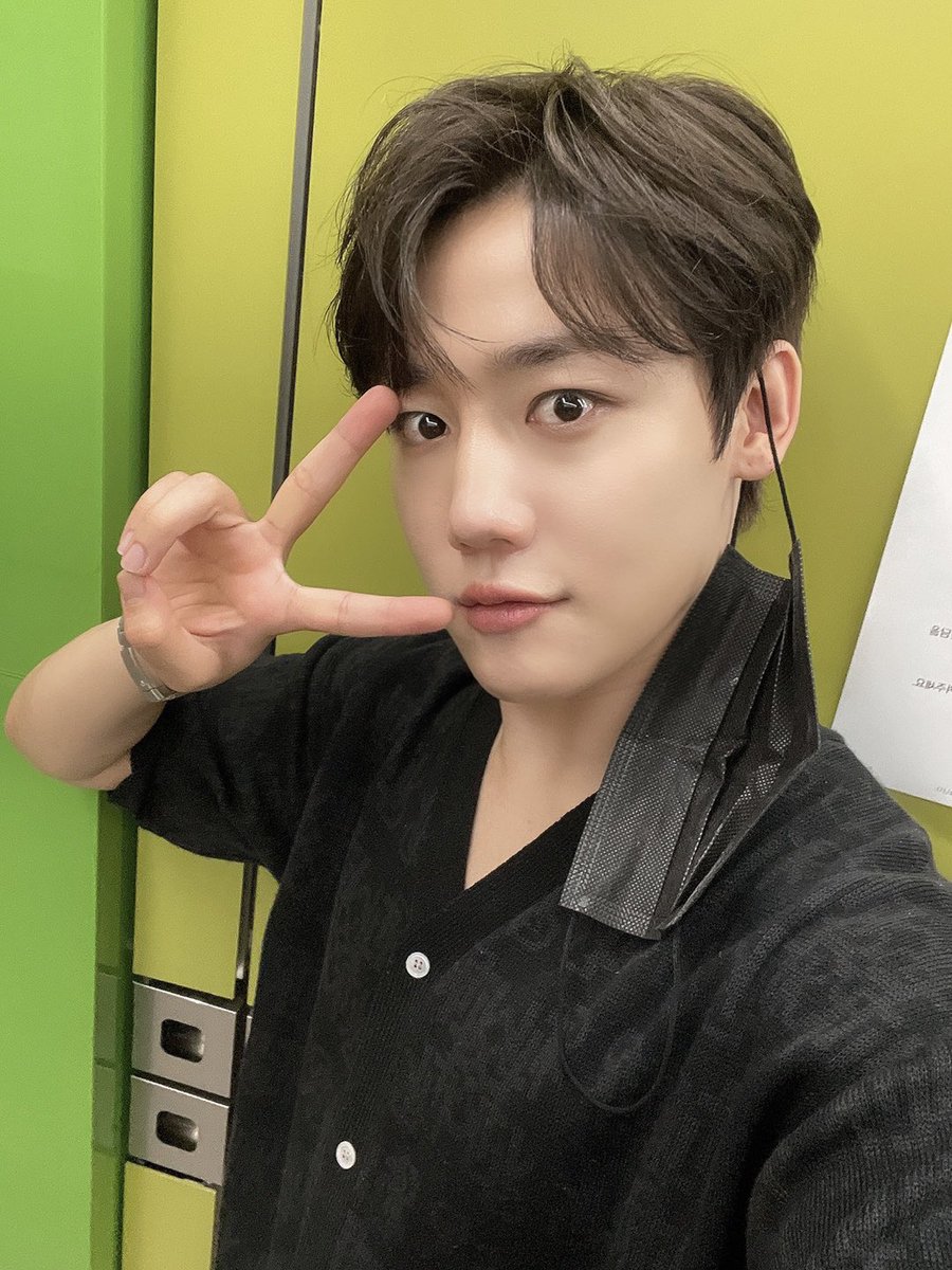 GoldenChild's tweet photo. [💡] #골드니스 여러분!
잠시 후 PM 8:30 MBC FM4U ‘#GOT7영재의친한친구’
#골든차일드 #장준 이 출연합니다.
월요일을 극복하는법⁉️
쭌디랑 친친에서 만나기🖤 니스들 오늘도 함께해요😘

#GoldenChild #GNCD 
#이장준 #LeeJangJun #JangJun https://t.co/jvj0FKrEBV