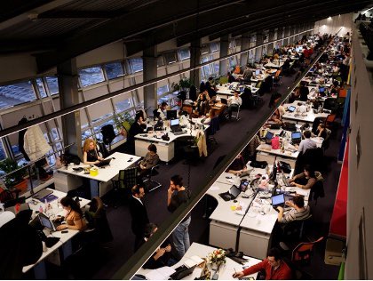 Lumsurletravail's tweet photo. Lorsque les plus grands photographes contemporains nous offrent 
leur vision artistique et pourtant bien réelle du monde du travail …
« EtreS au Travail » @Jonas Bendiksen @magnumphotos @Danièle LINHART
@jeanmichelturpin @ILOinfo @PrunierSophie @germainpoizat @villedegeneve ✨🇨🇭 https://t.co/g1Dlhopm76