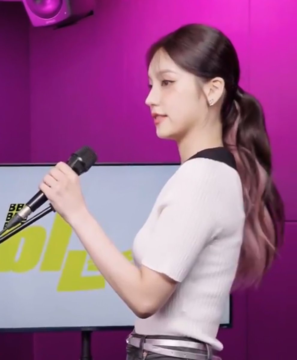 YJF1LES's tweet photo. yeji’s hair omg https://t.co/YKqwhAp3h0