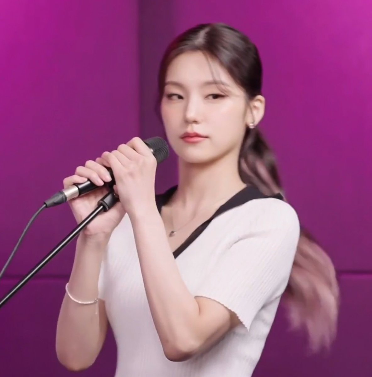 YJF1LES's tweet photo. yeji’s hair omg https://t.co/YKqwhAp3h0