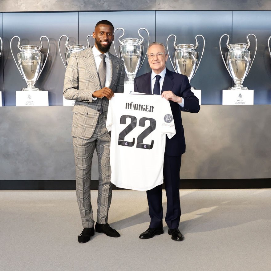 Antonio Rüdiger resmi diperkenalkan sebagai penggawa Real Madrid. 🌟

📝 Kontrak hingga Juni 2026
💶 Gaji €170 ribu per pekan
💰 Bonus €8 juta, dibagi empat tahun

Defender Jerman akan mengenakan nomor punggung 22, peninggalan Isco.
