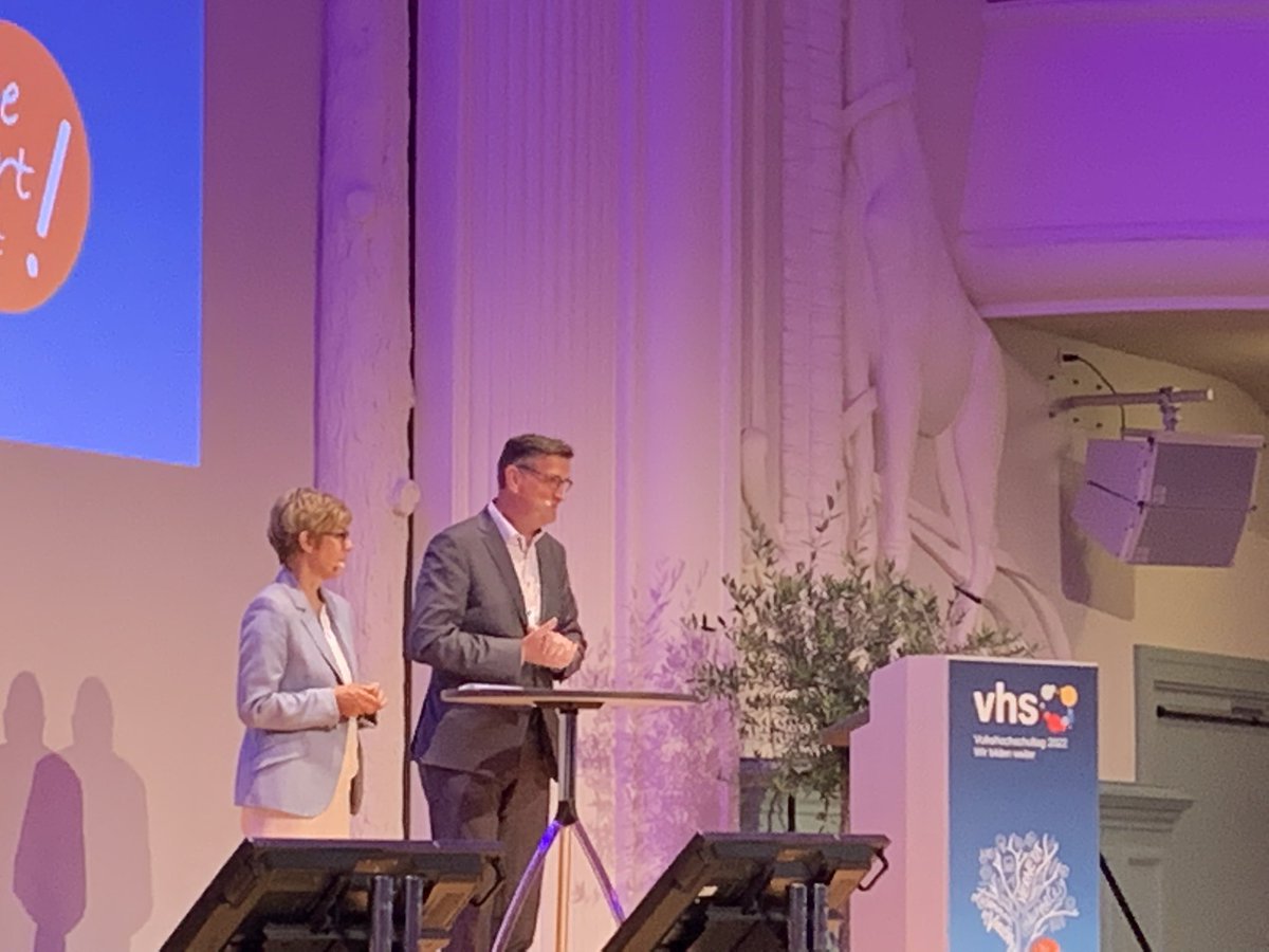 DocHantel's tweet image. Die beiden Repräsentanten der deutschen #Volkshochschulen #MartinRabanus und #Akk Annegret Kramp-Karrenbauer bei kluger gemeinsamer Rede beim #vhs-Tag2022