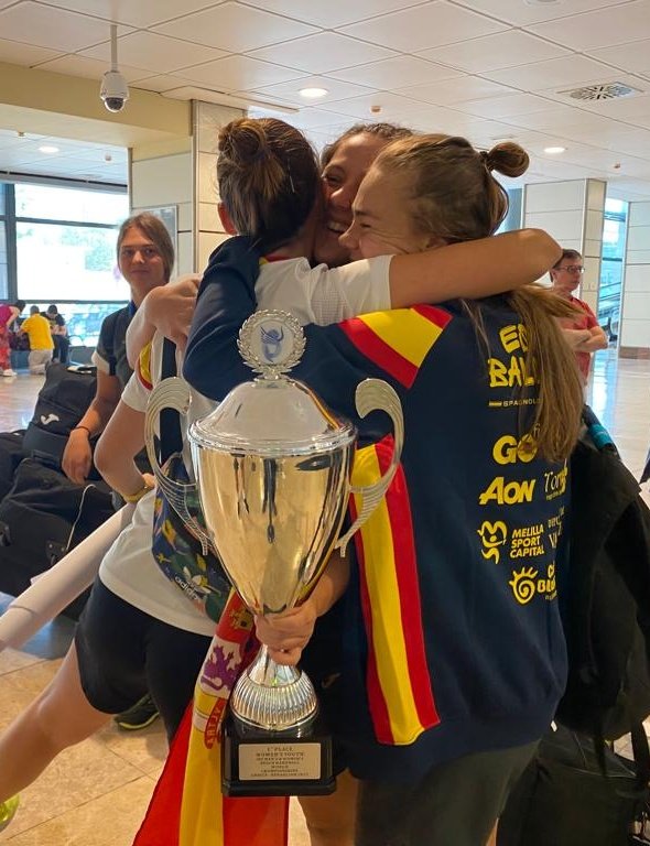 🙌🏼 ¡Las #GuerrerasJuvenilesArena ya están en casa y muy bien acompañadas! 😍

🏆 ¡Con la medalla de oro y el trofeo de CAMPEONAS DEL MUNDO! 🥇🌍

🔥 ¡BIENVENIDAS, CAMPEONAS!

#Heraklion2022