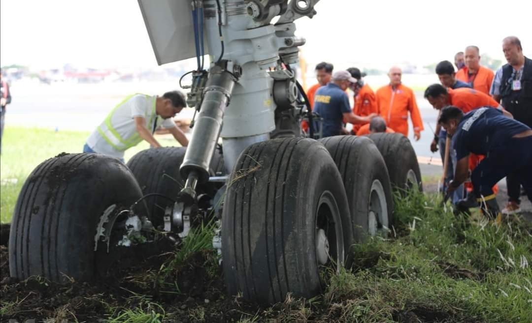 📸#صور | انحراف طائرة #الخطوط_السعودية قادمة من #الرياض عن المدرج في مطار نينوي بـ #الفلبين اليوم (الإثنين)، فيما ذكرت هيئة الطيران في البلاد بأنه لم يصب أحد في الحادث.

متابعة: جمال الدوبحي <a href="/dobahi/">Gamal Dobahi جمال بن محمد الدوبحي</a>
#عكاظ
okaz.com.sa