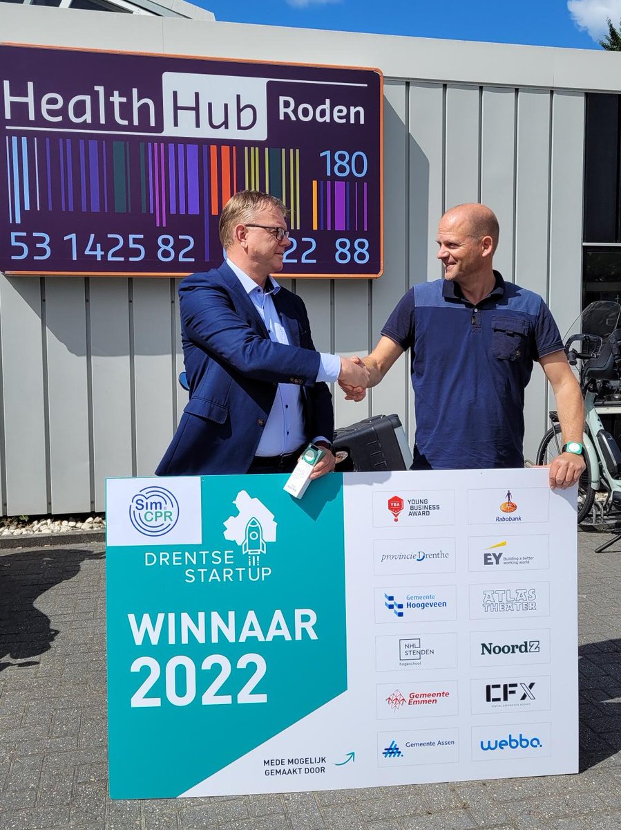 Peter Boonstra feliciteert Harry Palsma met het winnen van <a href="/DrentseStartup/">Drentse Startup of the year competitie</a> 2022. Ook Health Hub Roden is trots op deze verkiezing! Immers: #SimCPR is al 2,5 jaar gevestigd in ons gebouw en onderdeel van ons ecosysteem - bit.ly/3N7w00O #reanimatie #zorgtechnologie