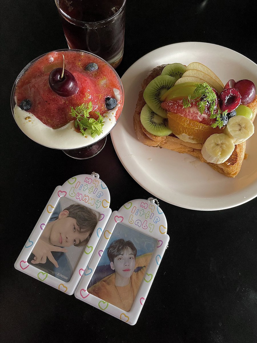 Bite0A's tweet photo. 을지로 - 섬광💕

포카홀더랑 메뉴랑 찰떡쿵야

 #정한아_마니머거여ㅎㅎ https://t.co/dmUssDimno