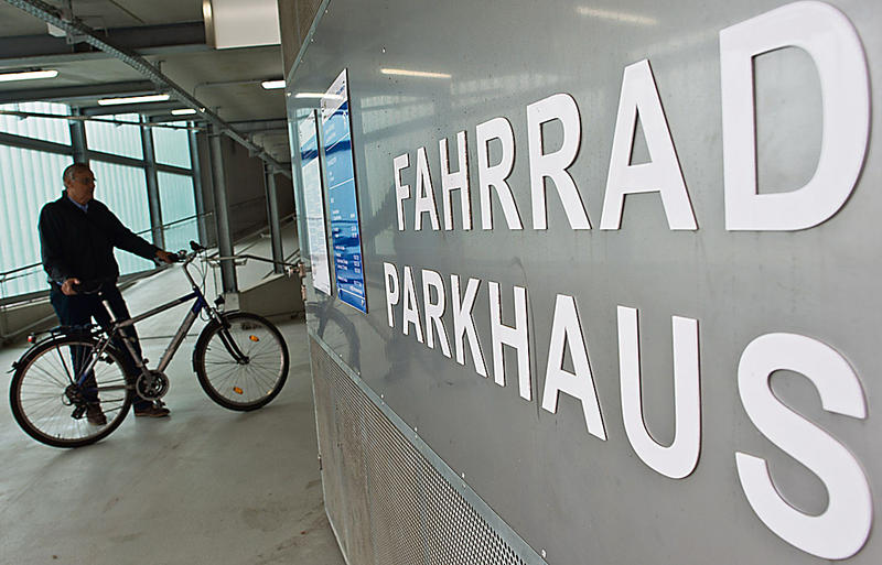 Die „Brancheninitiative Fahrrad und Bahnen“ legt heute ein Papier vor, in dem von einer Million zusätzlichen Stellplätzen an Bahnhöfen die Rede ist. Nach dem Vorbild Niederlande soll Einzugsgebiet der Stationen so deutlich vergrößert werden.

Hier lesen: bit.ly/3MZEPcY