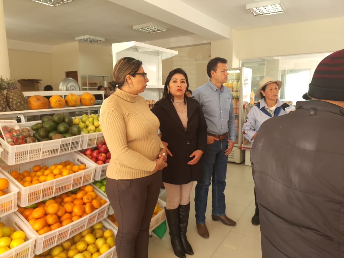 AgriterraLAC's tweet photo. Bolivia: Felicidades #Agromarket 🛒🍎🍋🥚🧀 Centro Integral de los Productores/as Tarijeños #OrganizacionesdeProductores/as de Tarija a la cabeza de #ADAT inaguran su tienda. La fuerza de la colaboración entre organizaciones! #FEDEPLET @aviscarram https://t.co/V63JxrBdUy