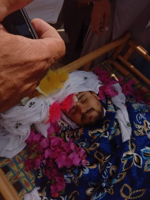 یہ کفن میں لپٹا نوجوان اور اس کا جسد خاکی سوال کرتا ہے آخر میرا جُرم کیا تھا?? 

میں امن چاہتا تھا میں فوجی آپریشن کے خلاف تھا میں دہشت گردی کے خلاف تھا میں تعلیم اور صحت کی سہولیات مانگتا, تھا کیا یہ جرم ہے?? 

#Justice4AsadUllahDawar