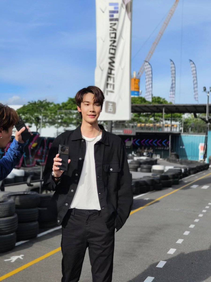 evangeline_718's tweet photo. 向着光，才能一直往前走。
#vivoVSnapxDew 
#dew_jsu  
@dew_jsu https://t.co/kfv4Ub0MLi