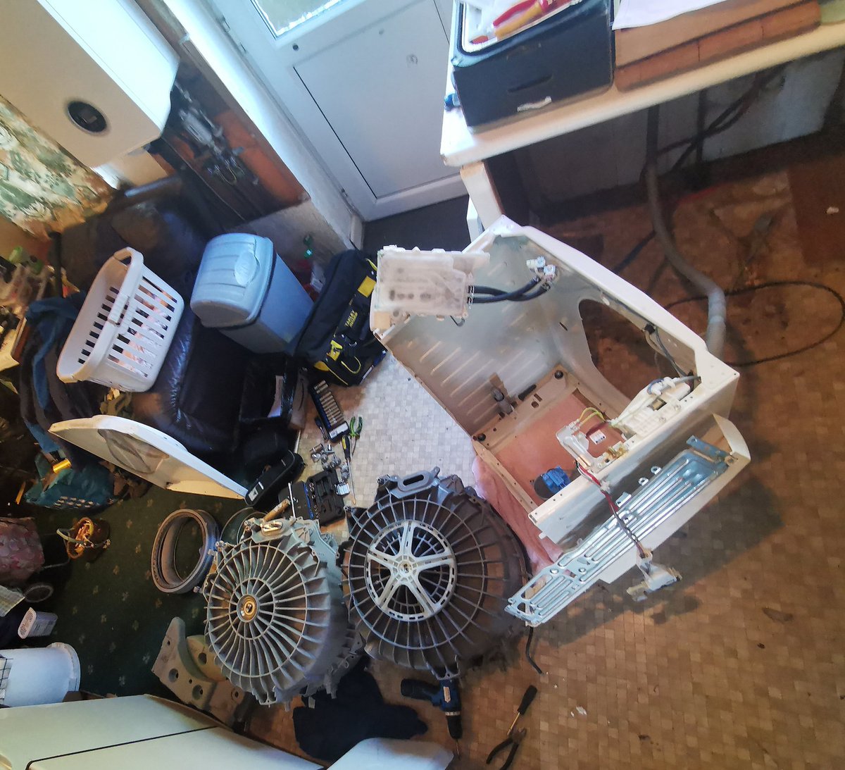RichardMeftah's tweet photo. @currys One of your engineers came this morning. (Warranty) Wrong part supplied &amp; old part destroyed! My 75yr old Mum now has no machine &amp; up to 72hr wait write-off team! We've done nothing wrong &amp; no clean clothes! @currys Please make this right and contact me ASAP please! https://t.co/rXfQxhTuMl