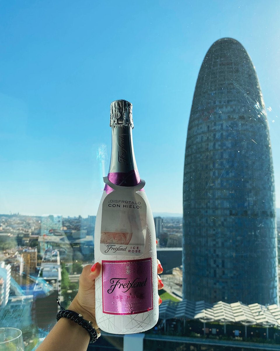 freixenet's tweet photo. Rooftop con vistas espectaculares a Barcelona y una copa de tu #Freixenet favorito. ¿Te animas?
📍Hotel Novotel Barcelona City
#CelebraLaVida #EstoHayQueCelebrarlo #FreixenetICE #FreixenetICERosé #NiceOnIce #Cava #CavaLovers
*El cava solo se disfruta con moderación. https://t.co/HVYDExoCxb