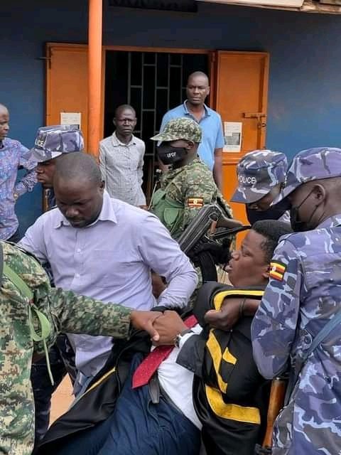 IkotMartha's tweet photo. How Ugandan men in uniform handle honourables is absurd..
#exposetheJunta
#acholi4Bobiwine https://t.co/0yjLlMdhAm