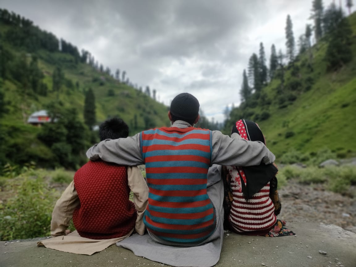ManjoorMir's tweet photo. 'A father is someone who look up to no matter how tall you grow'.

Fathers day was celebrated by children of Chotali village in Kashmir to cherish the strong relationship with their father. 
#FathersDay2022 
@RaviRaj46027883 
@Peer7863 
@aksnaik2020 
@luk4loki 
@Ertugrul_9100 https://t.co/A8rEVSXz4B