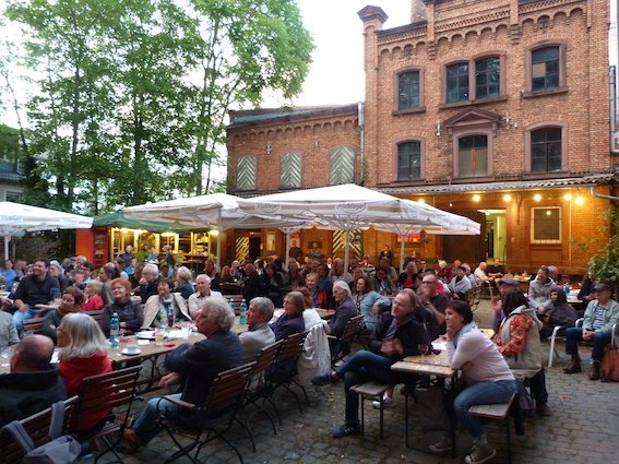 DieFabrikFFM's tweet photo. Dienstag, 21.06.22: Zum 80. Geburtstag von Paul McCartney Open-Air im Innenhof der Fabrik: Volker Rebell &amp; Band mit der lyrischen Kunst von "Paul McCartney – seine Songs und Gedichte“.
https://t.co/kqedEiE0mE https://t.co/bhdoBpVWIs