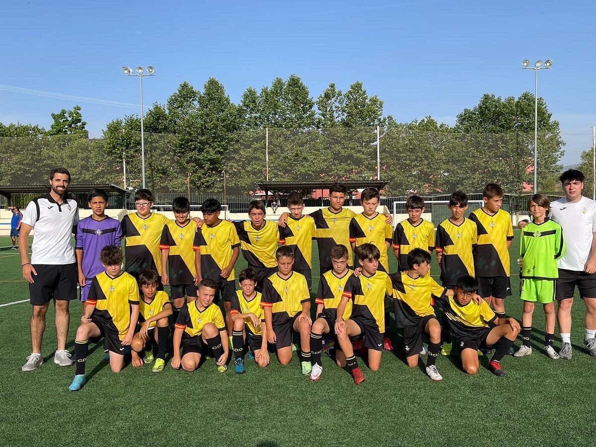 CDGalapagar's tweet photo. 🏆 Éxito rotundo del I Torneo CDG

7️⃣2️⃣ equipos
➕1️⃣1️⃣0️⃣0️⃣ jugadores
➕1️⃣5️⃣0️⃣0️⃣ asistentes
 1️⃣4️⃣8️⃣ partidos disputados

Enhorabuena a todos los equipos participantes y gracias por la confianza depositada. 

➕ INFO: https://t.co/I10MamBE6S

#UnPuebloDosColoresUnaIlusión💛🖤 https://t.co/eWrvVKB5Zq